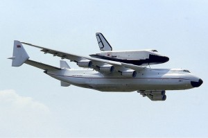 Antonov cargando un transbordador